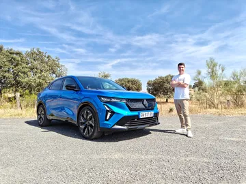 Renault Rafale 2024 en pruebas, destaca su línea coupé y musculosa estampa.