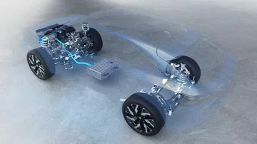 Vista parcial dinámica del Renault Rafale 2024 en pruebas.