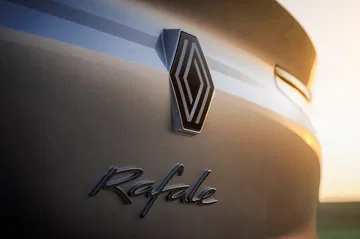Vista trasera del Renault Rafale destacando su diseño e insignia.