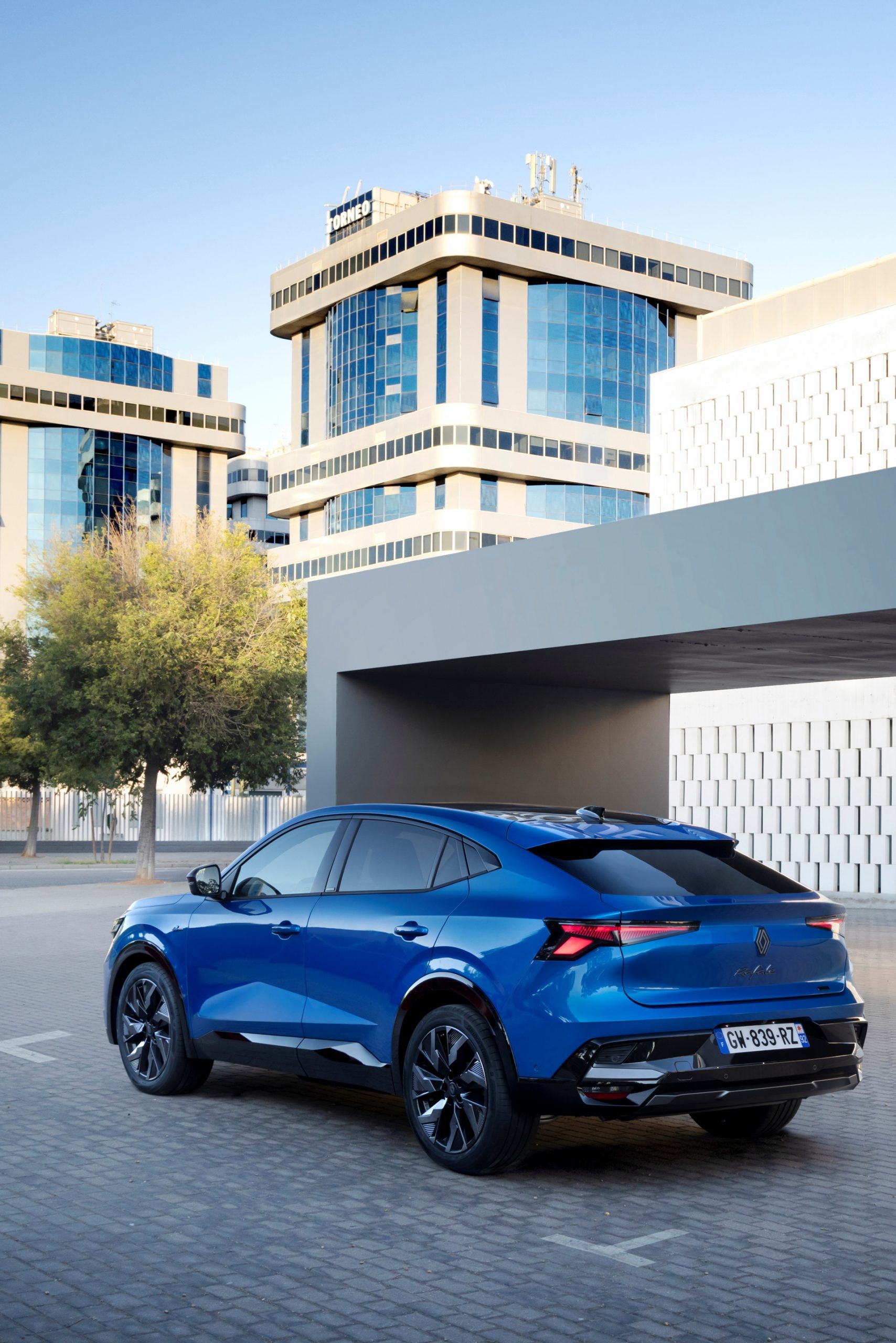 Vista trasera y lateral del Renault Rafale, resaltando su silueta coupé y tonalidad azul vibrante.
