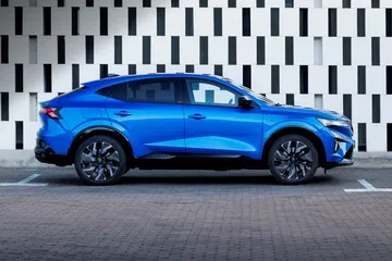 SUV híbrido coupé Renault Rafale, perfil dinámico y moderno