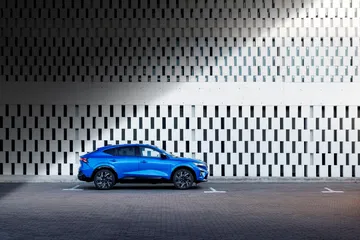 Silueta dinámica del Renault Rafale 2024, potenciando su línea de coupé.