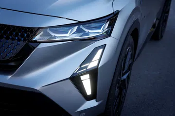 Vista detalle faros y diseño lateral del Renault Rafale 2024