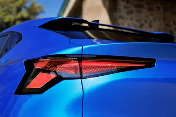 Diseño trasero agresivo con líneas aerodinámicas marcadas