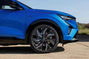 Rincones esculturales y línea de techo descendente definen este SUV coupé.