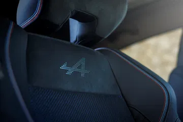 Detalle del bordado del asiento del Renault Rafale 2024 que evidencia su exclusividad.