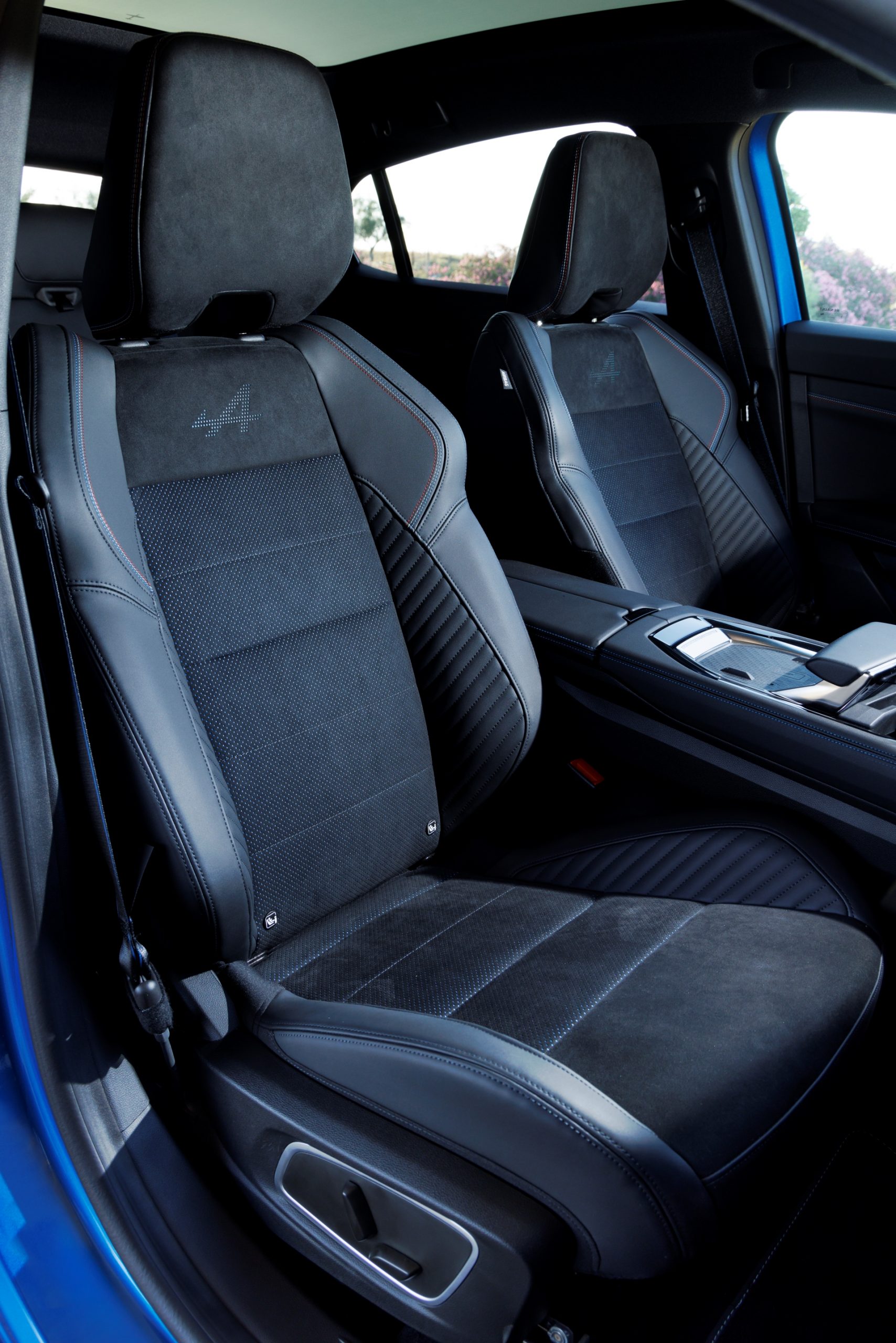 Asientos deportivos con detalles en contraste del Renault Rafale 2024