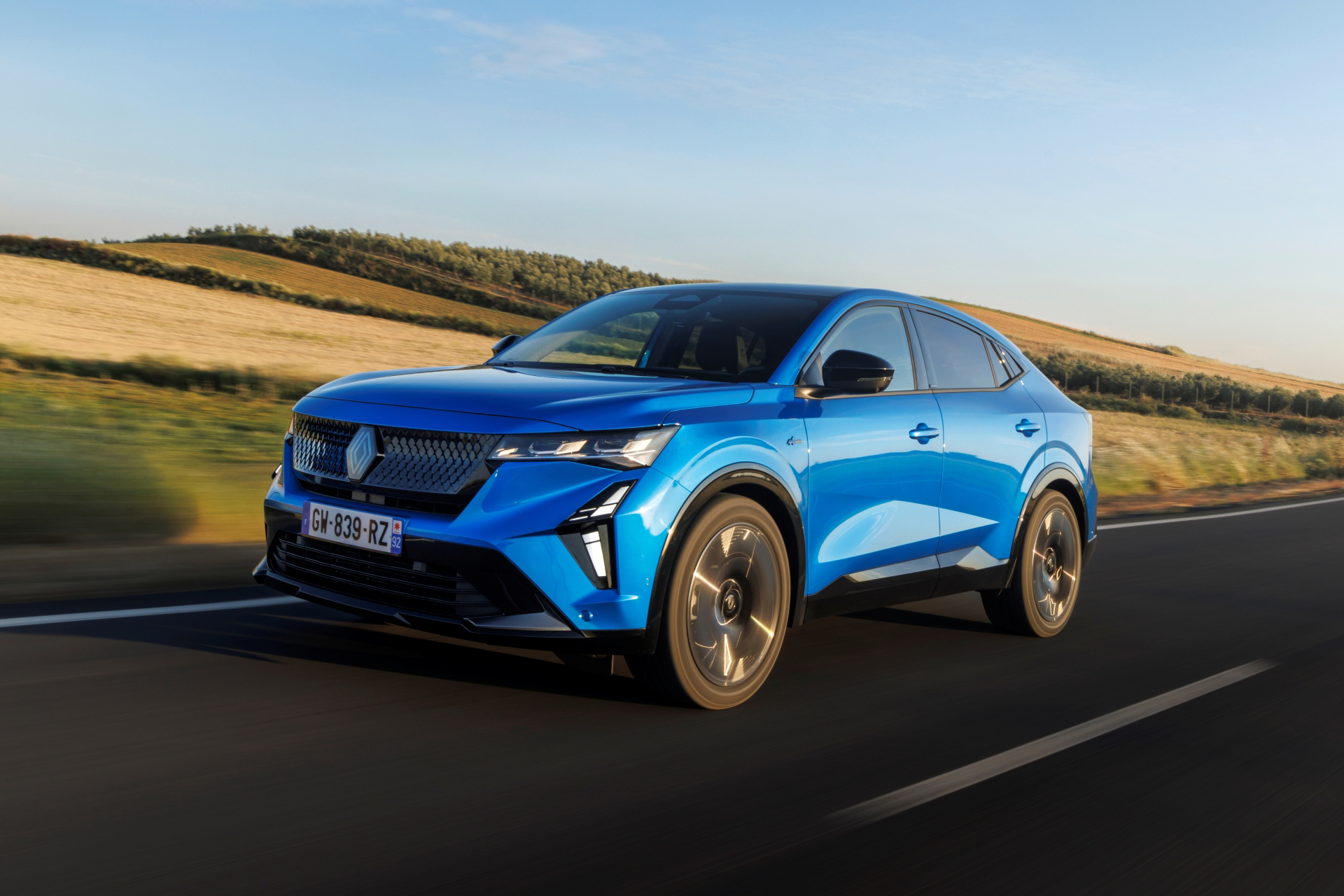 Renault Rafale en dinámica, mostrando su línea lateral y diseño de SUV coupé.