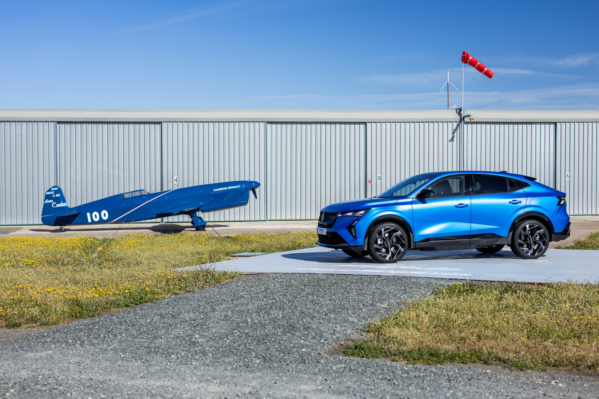 Vista lateral del Renault Rafale revela líneas deportivas y dinámicas.