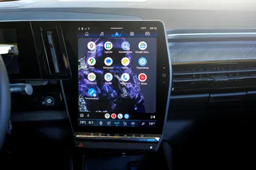 Vanguardista consola central con pantalla táctil de alta resolución.