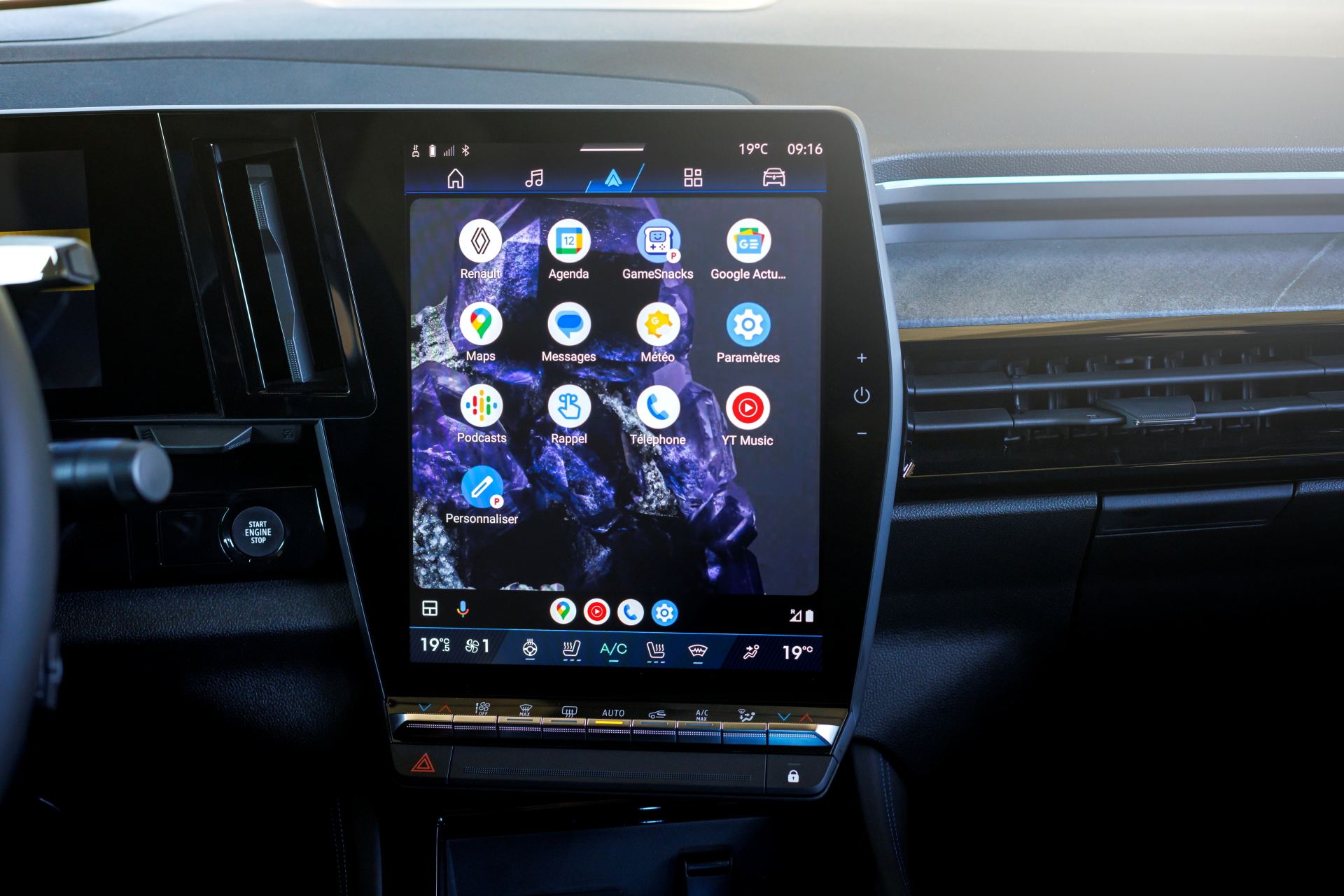 Vanguardista consola central con pantalla táctil de alta resolución.
