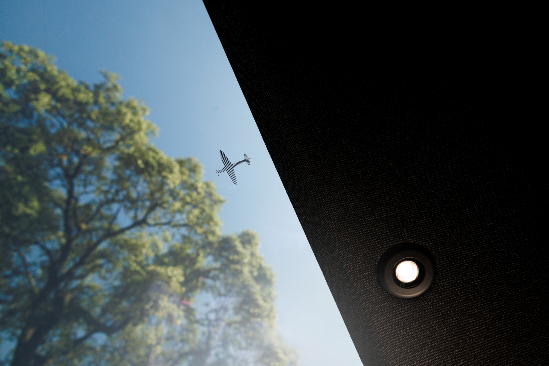 Vista del techo solar del Renault Rafale, enfatizando luminosidad y estilo.