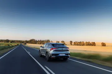 Vista dinámica del Renault Rafale 2024 en un entorno de carretera abierta.