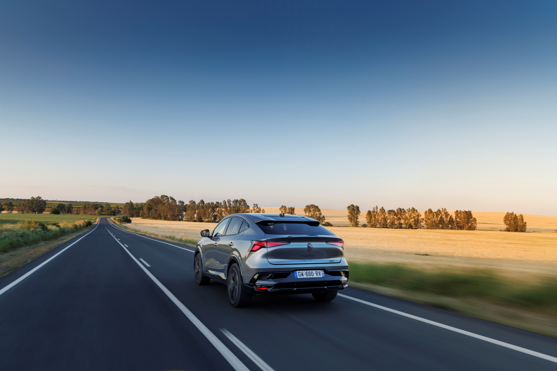 Vista dinámica del Renault Rafale 2024 en un entorno de carretera abierta.