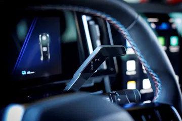 Vista del volante y consola central del Renault Rafale 2024 con iluminación ambiental.