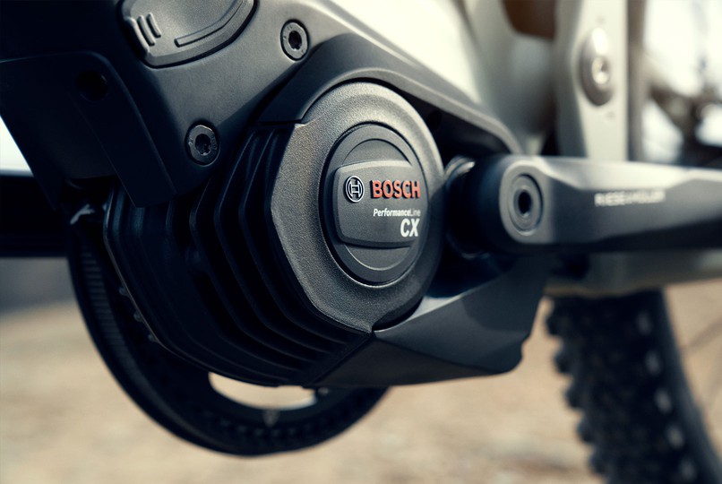 Primer plano del motor de asistencia de la ebike, excelencia en ingeniería.