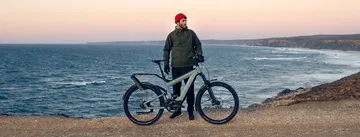 Ebike Riese & Muller Superdelite en un entorno costero, sinónimo de calidad y diseño