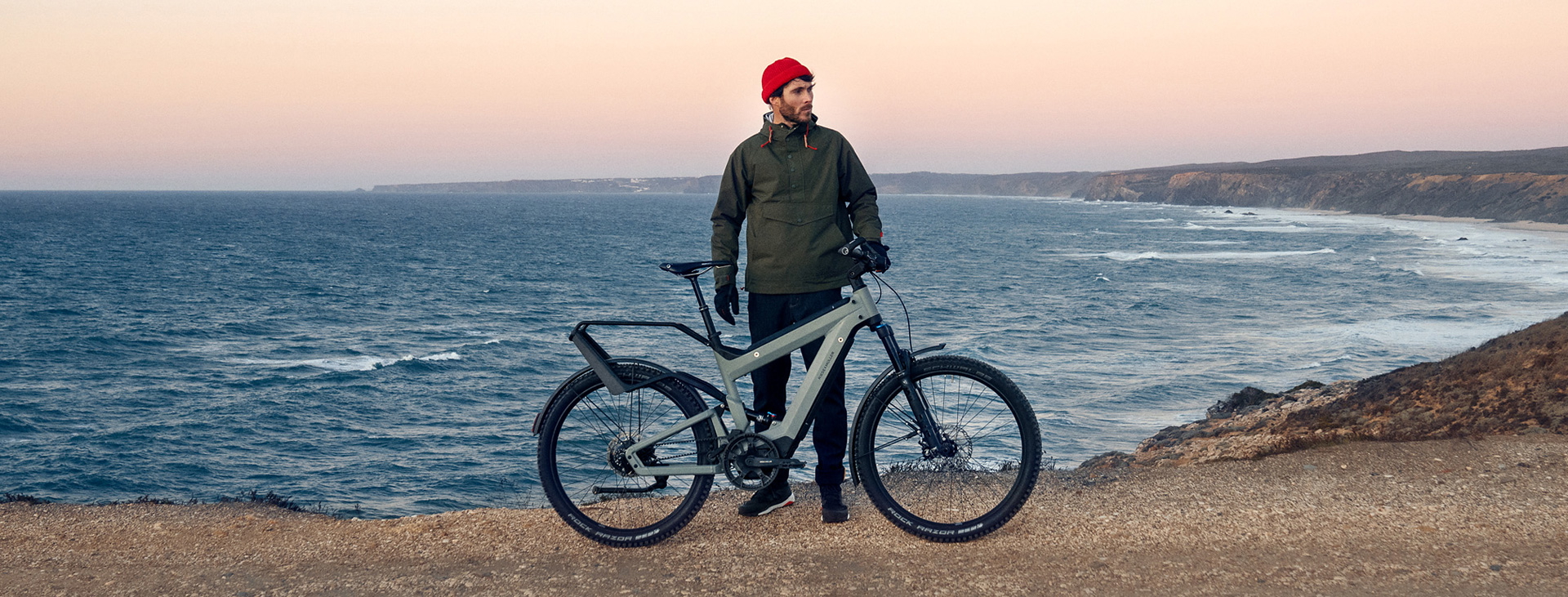 Ebike Riese & Muller Superdelite en un entorno costero, sinónimo de calidad y diseño