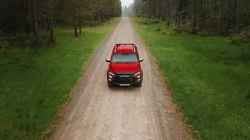 Vista frontal y lateral de la pick-up en ambiente natural.