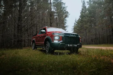 Vista frontal lateral del JAC T9, destacando su diseño robusto y aventurero.