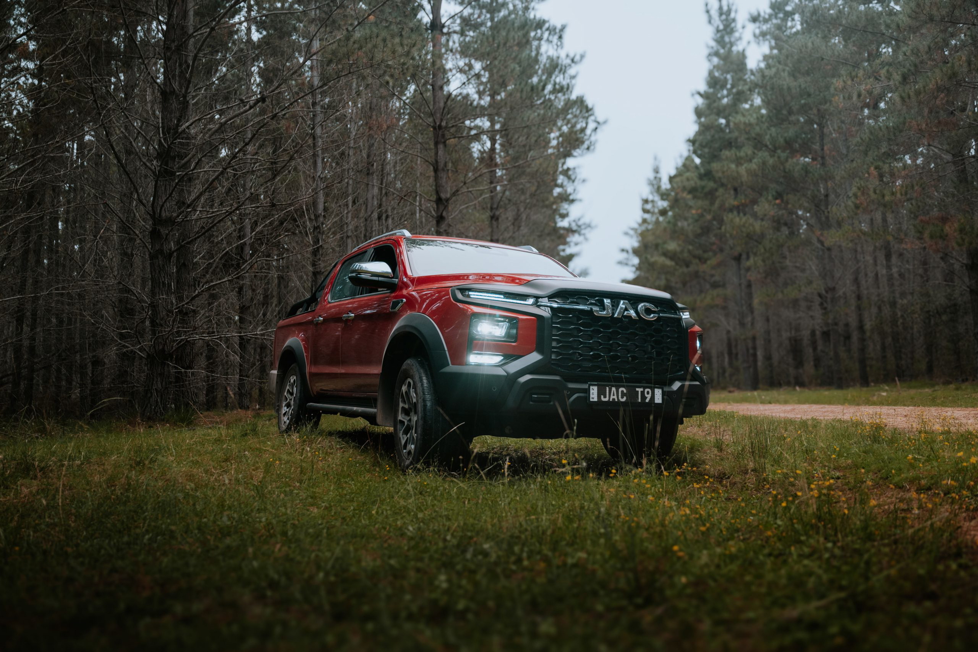 Vista frontal lateral del JAC T9, destacando su diseño robusto y aventurero.