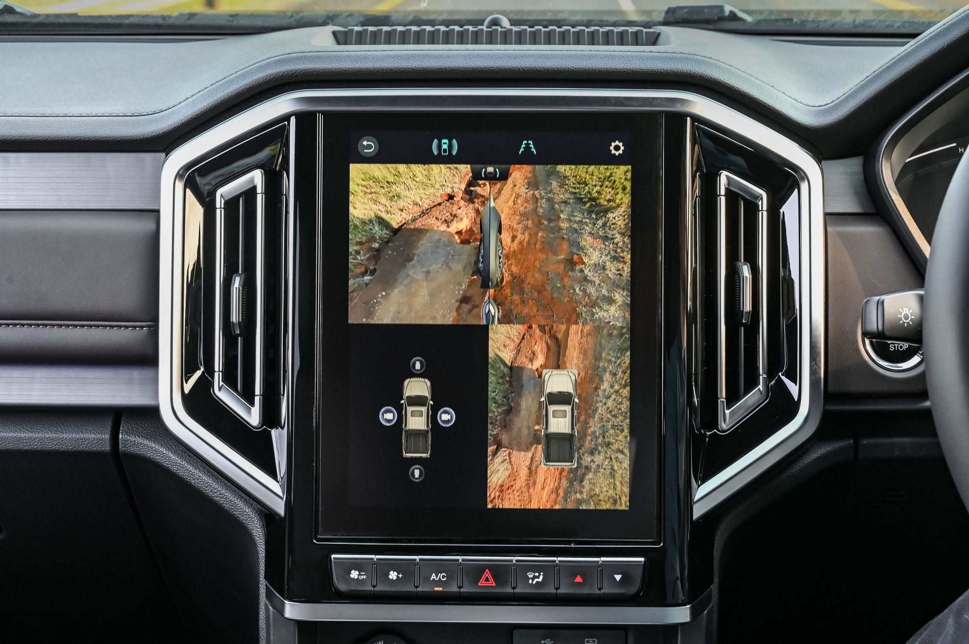 Pantalla táctil central mostrando sistema de cámaras en JAC T9.
