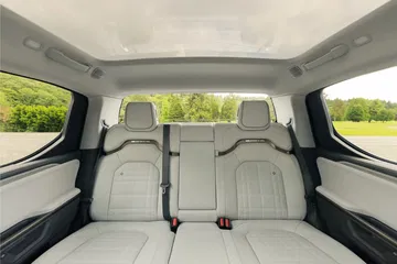 Vista trasera lateral del Rivian R1T mostrando su amplio espacio de carga.