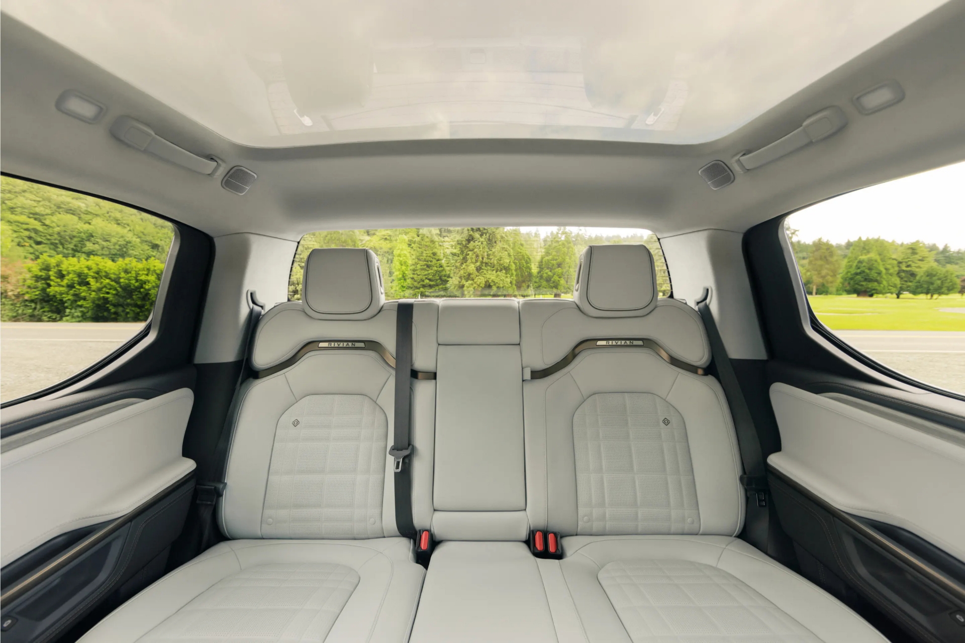 Vista trasera lateral del Rivian R1T mostrando su amplio espacio de carga.