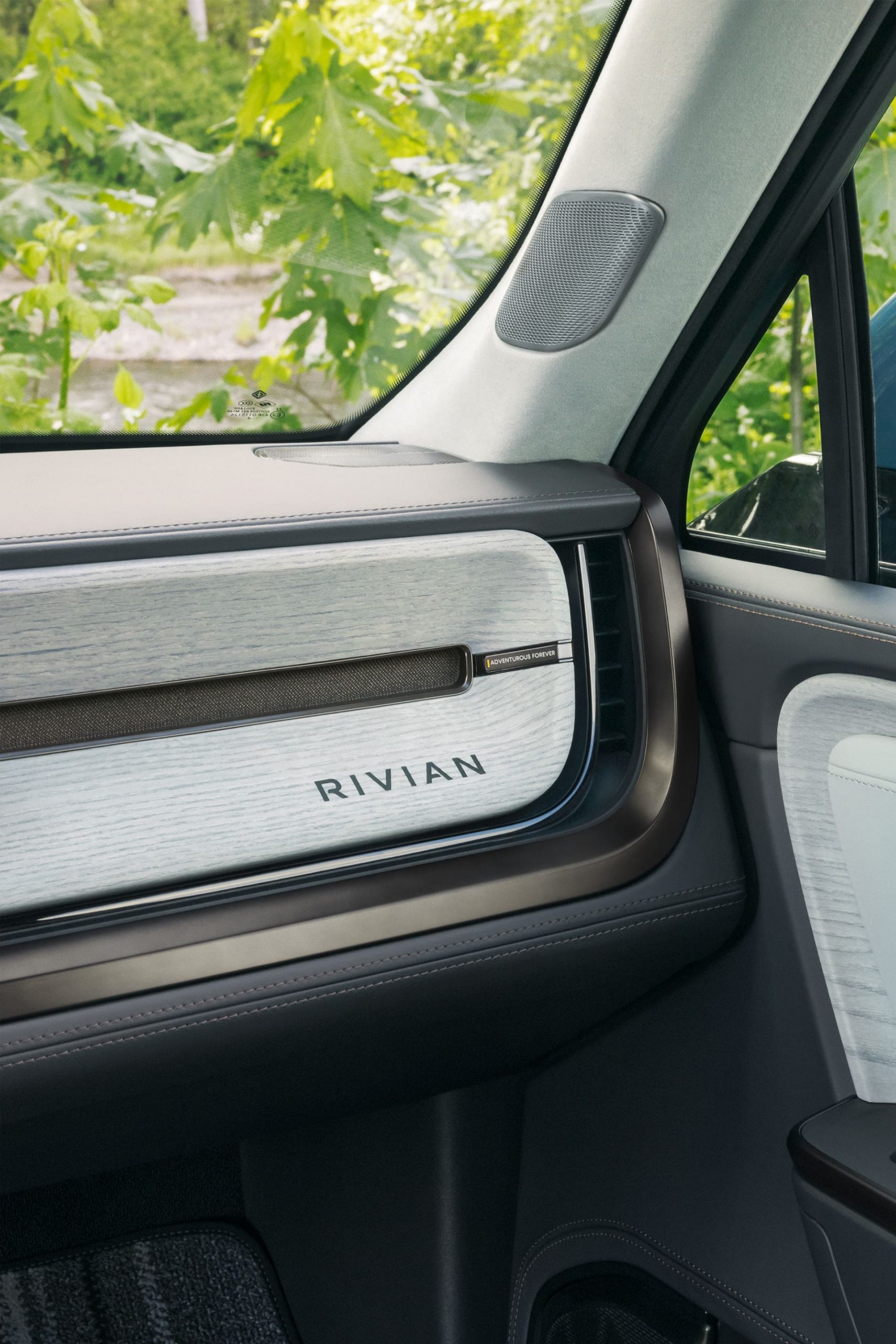 Acabados superiores y diseño moderno en puerta de Rivian R1T.