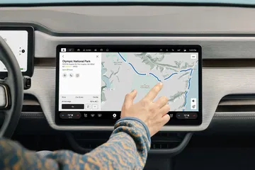 Vista cercana del moderno sistema de infotainment del Rivian R1T.