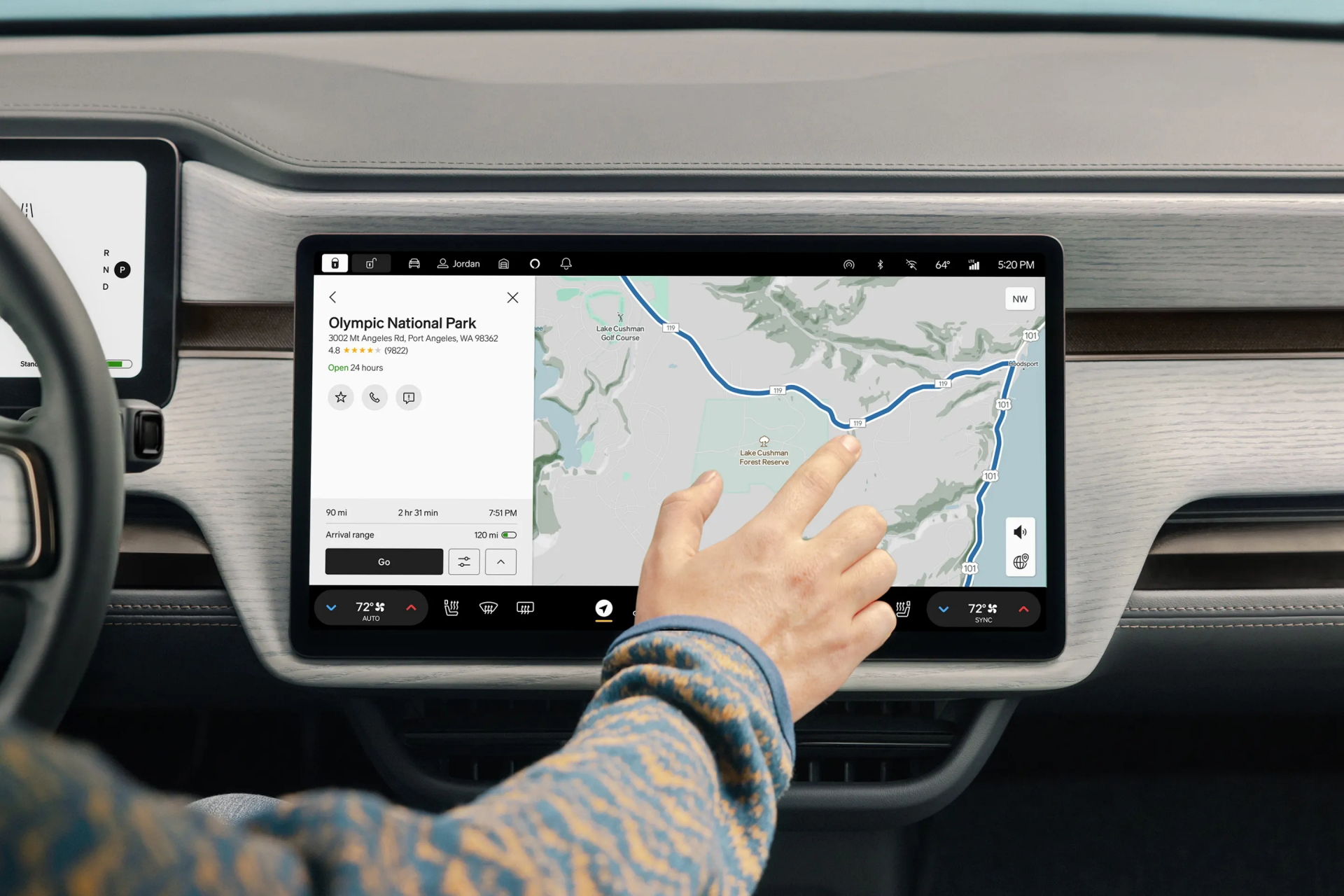 Vista cercana del moderno sistema de infotainment del Rivian R1T.