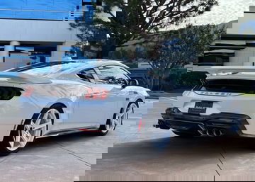 Vista trasera y lateral del nuevo superdeportivo Saleen con motor V6 de hidrógeno.