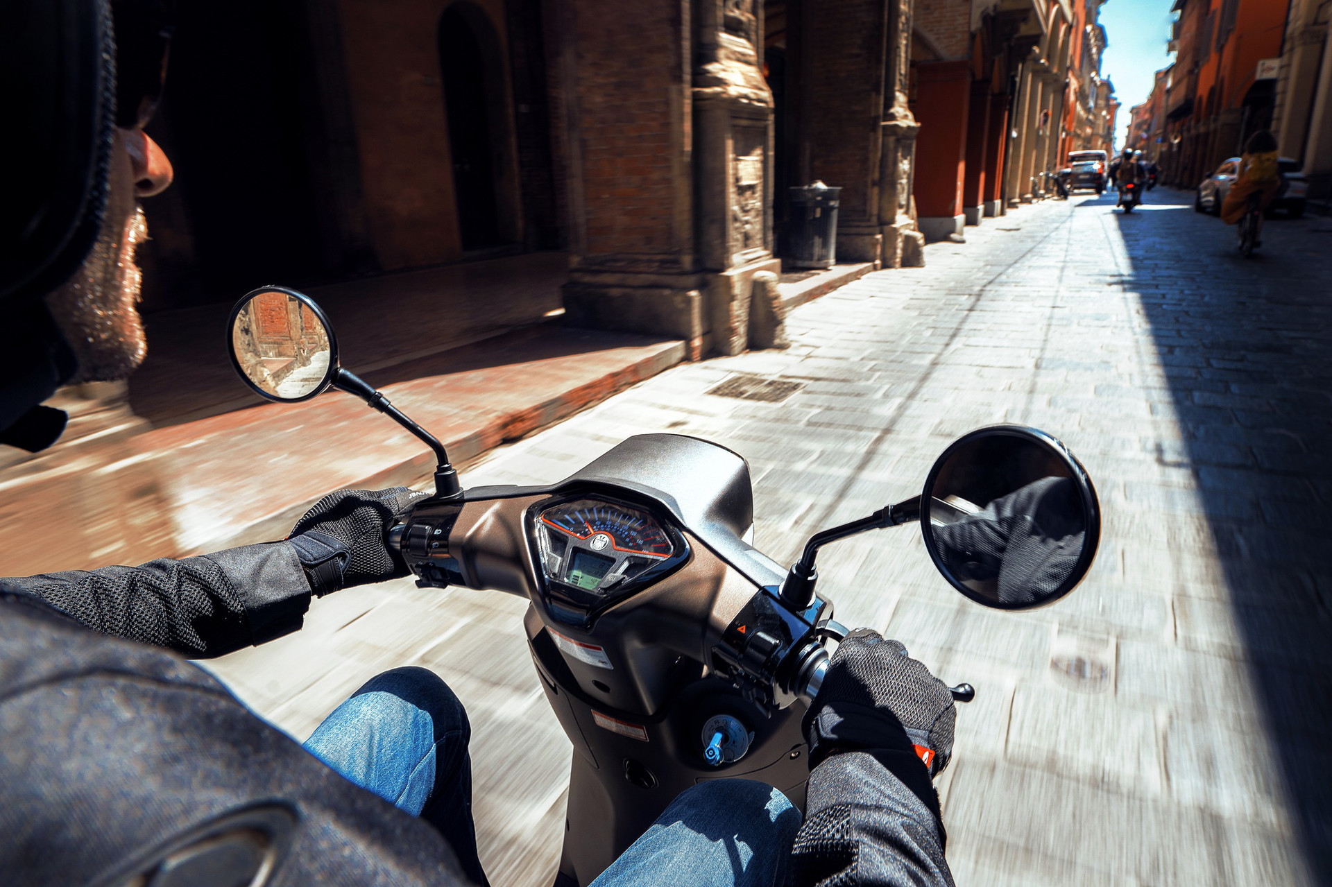 Vista en primera persona de la scooter retro de 300 cc navegando por la ciudad