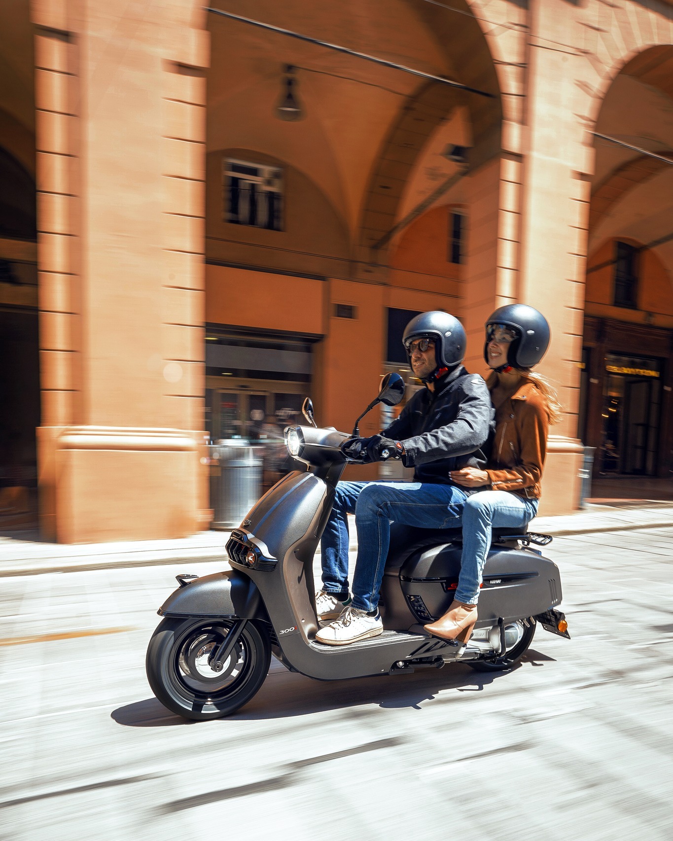 Scooter retro de 300 cc apreciable en un entorno urbano, ideal para desplazamientos diarios.