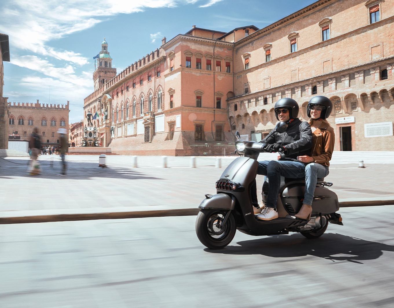 Scooter retro de 300 cc en un entorno urbano, un transporte ideal para la ciudad.