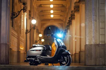Scooter retro de 300 cc iluminada, destacando su diseño y precio accesible.