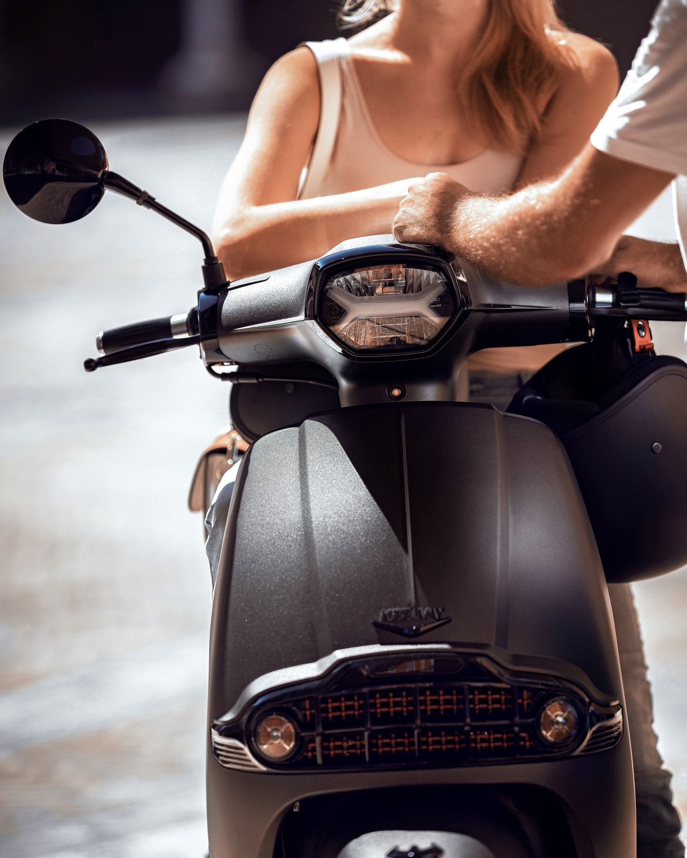 Vista delantera de scooter retro 300 cc destacando su diseño y faros.