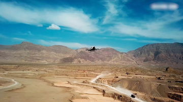 Ingeniería avanzada en taxi volador autónomo sobrevolando parajes desérticos.