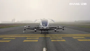 Primer plano del taxi aéreo autónomo recién presentado en China, listo para elevar la movilidad urbana.
