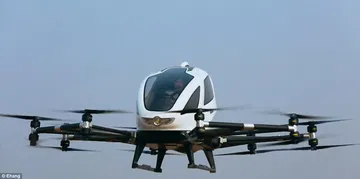 Taxi aéreo autónomo Ehang con 8 rotores, iniciativa pionera en movilidad urbana