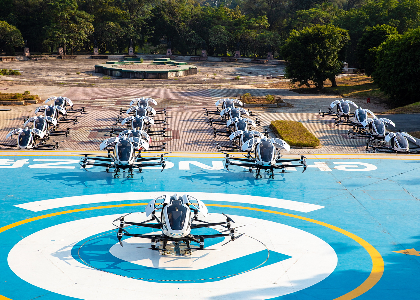 Taxi aéreo autónomo eHang en plataforma de despegue y aterrizaje