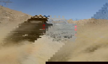 Vista dinámica del Alpha Wolf en acción, destacando su diseño retro y capacidades off-road.