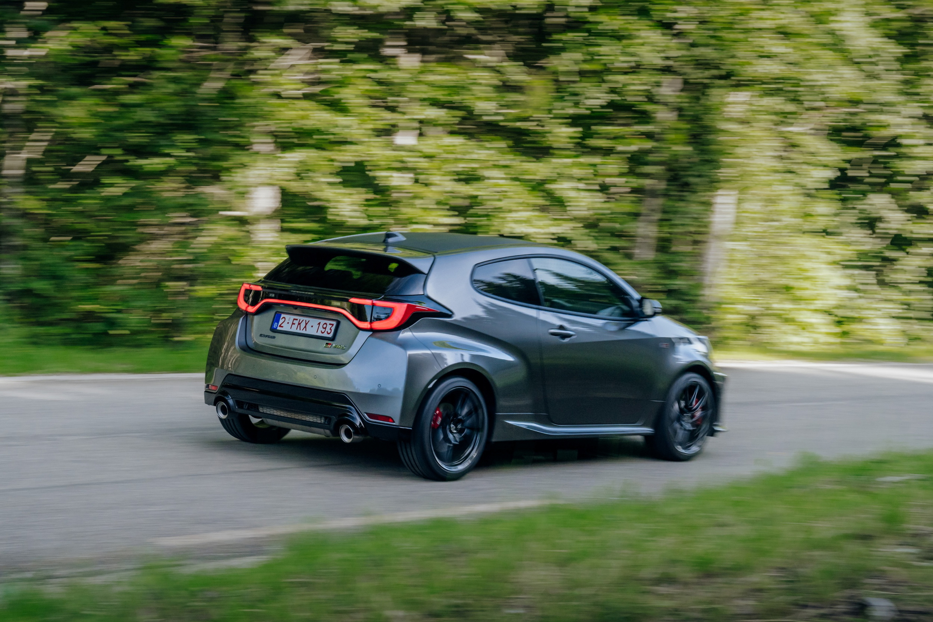 Vista dinámica del Toyota GR Yaris con propulsión a hidrógeno.