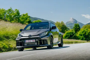 Toyota GR Yaris con motor de hidrógeno en carretera montañosa.