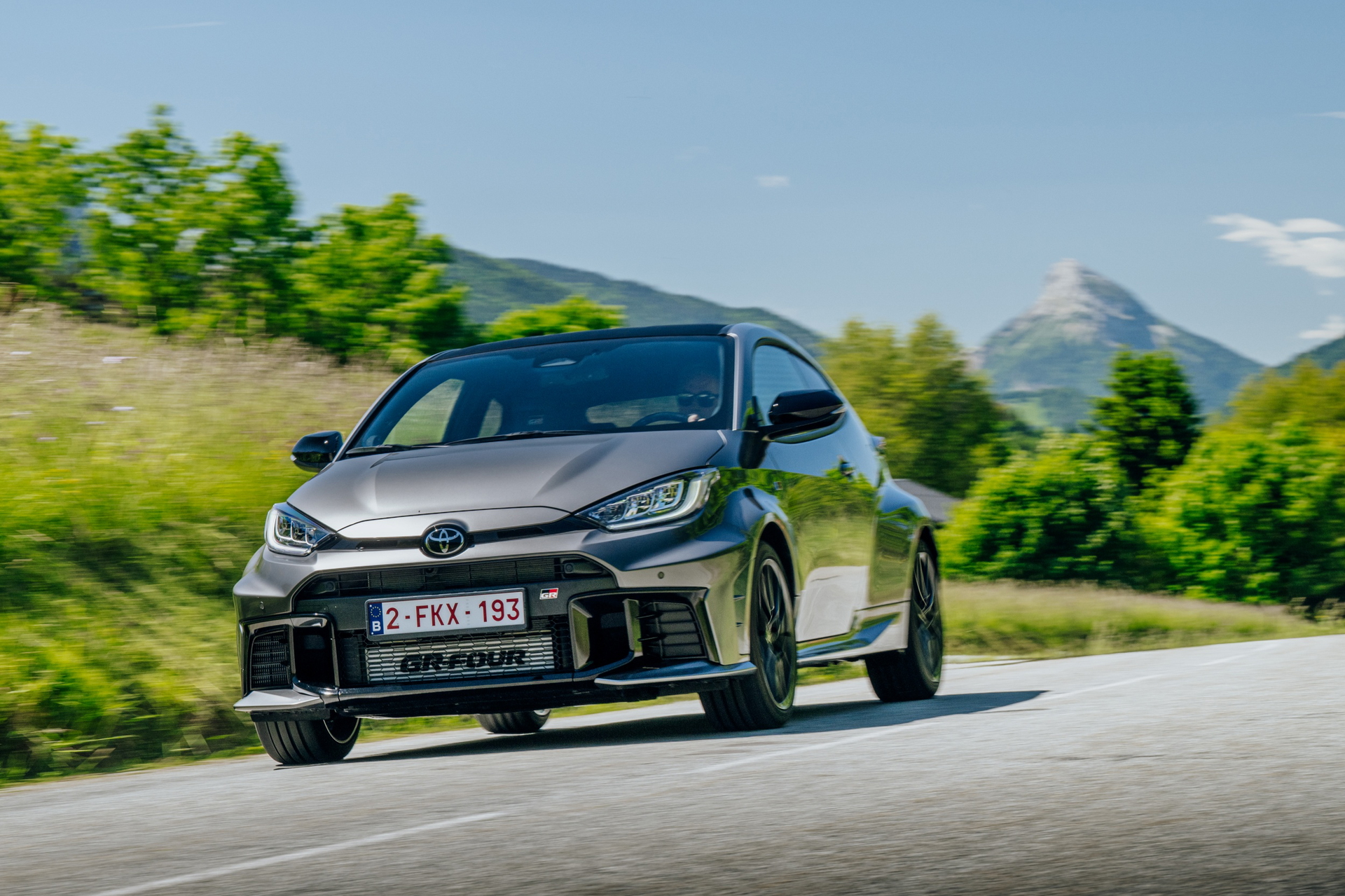 Toyota GR Yaris con motor de hidrógeno en carretera montañosa.