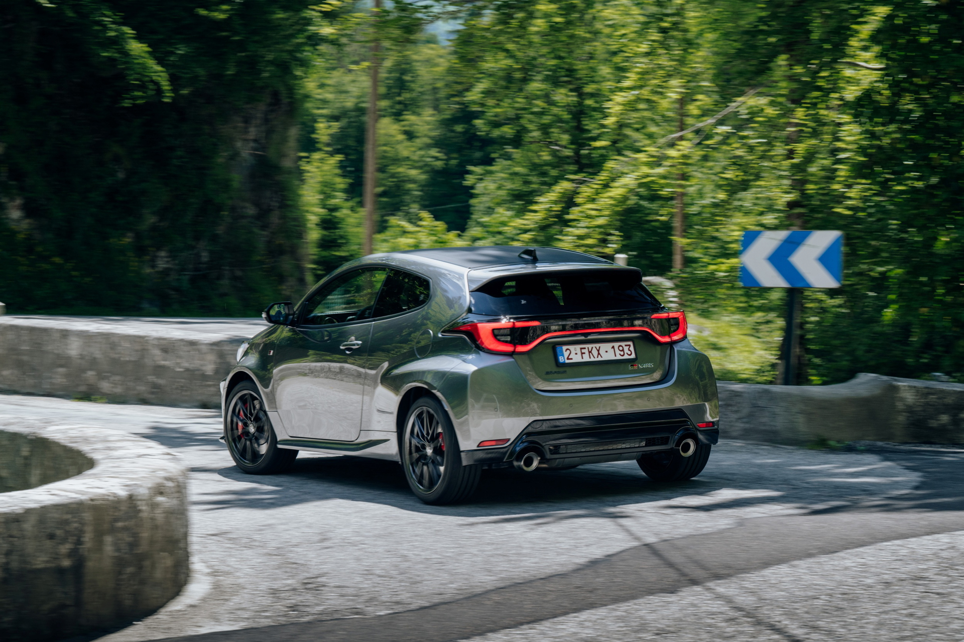 El Toyota GR Yaris se muestra en acción, destacando su perfil trasero y lateral.