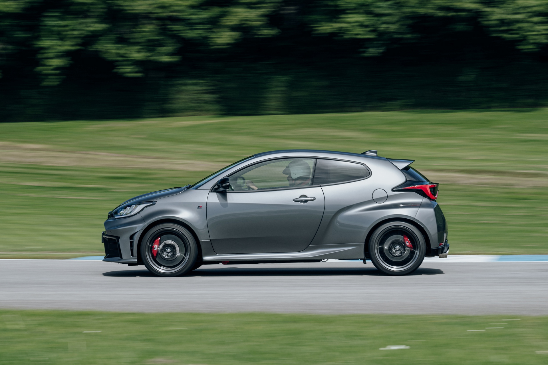 Toyota GR Yaris especial con hidrógeno en acción.