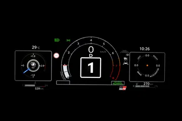 Consola del Toyota GR Yaris con indicador de marcha activa destacando.