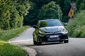 El Toyota GR Yaris especial de hidrógeno en un entorno dinámico