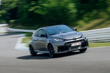 Toyota GR Yaris con motor de hidrógeno en plena acción dinámica